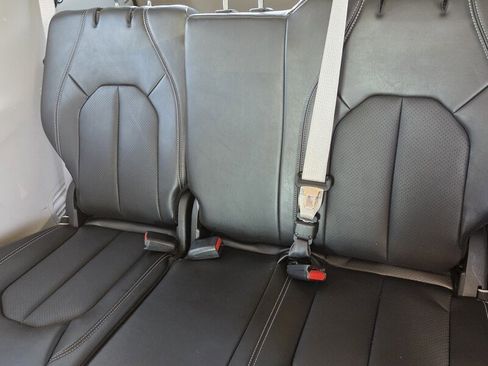 Used 2024 Chrysler Pacifica Touring-L image 11