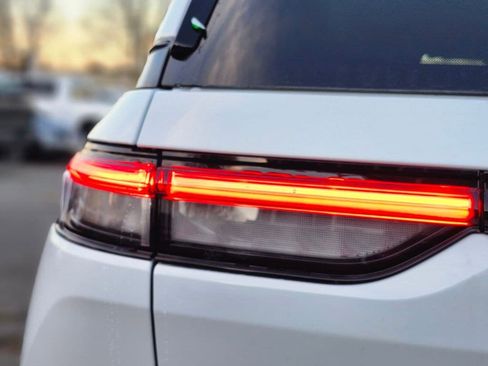 New 2025 Jeep Grand Cherokee Altitude image 9