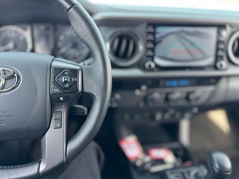 Used 2022 Toyota Tacoma TRD Sport w/ Technology Package image 8