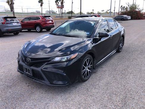Used 2023 Toyota Camry SE image 3