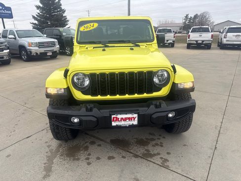 Used 2024 Jeep Gladiator Sport image 8