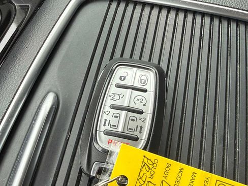 Used 2023 Chrysler Pacifica Limited image 36