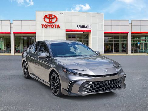 Used 2025 Toyota Camry SE FWD image 2
