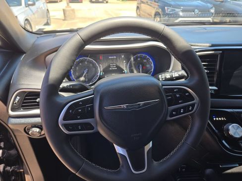 Used 2025 Chrysler Pacifica Select FWD image 16