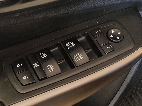 Used 2019 Jeep Cherokee Limited image 27