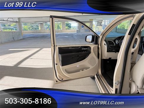 Used 2013 Chrysler Town & Country Touring FWD image 32