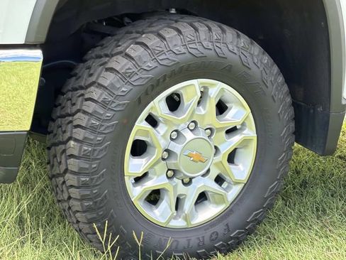 Used 2025 Chevrolet Silverado 2500 LT AWD/4WD image 17
