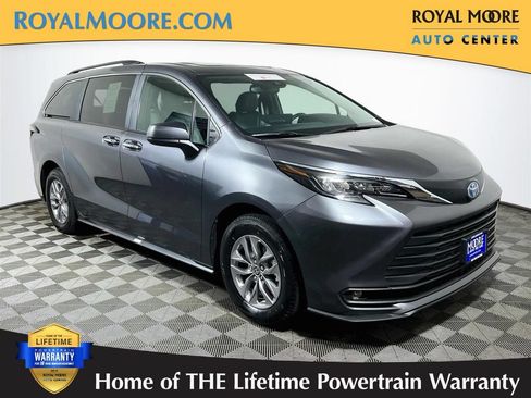 Certified 2025 Toyota Sienna XLE FWD image 1