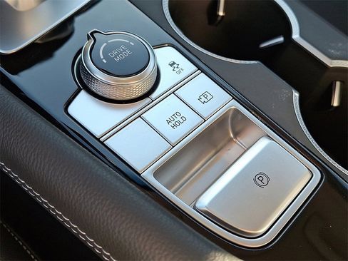 Used 2024 Genesis G70 2.5T image 25