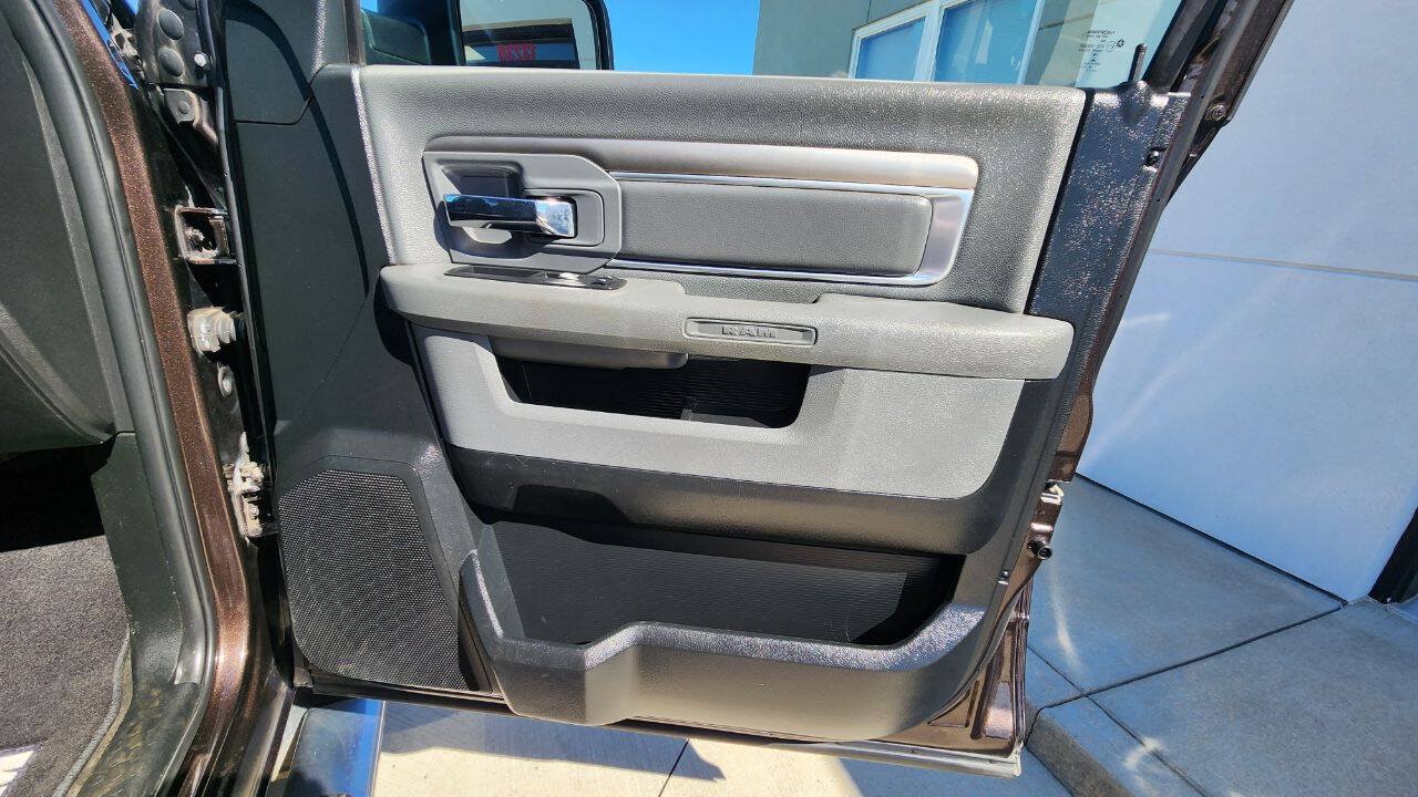 Used 2017 RAM 1500 Classic SLT AWD/4WD image 17