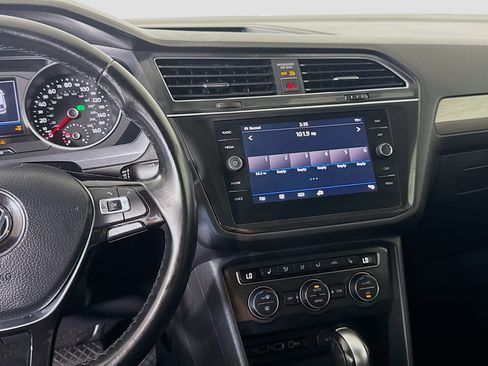 Used 2018 Volkswagen Tiguan SEL AWD/4WD image 18