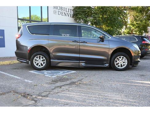 Used 2022 Chrysler Voyager LX image 5