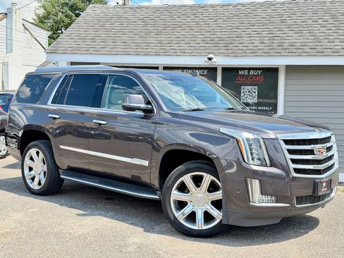 Used 2017 Cadillac Escalade Luxury AWD/4WD image 16
