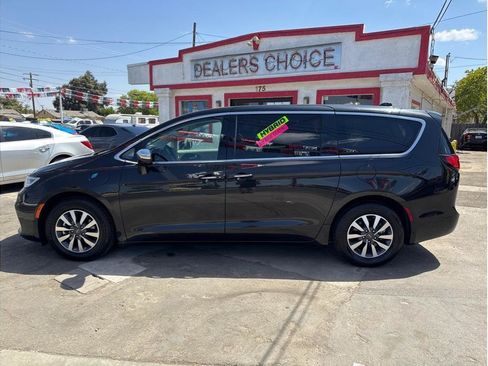 Used 2023 Chrysler Pacifica Limited FWD image 16
