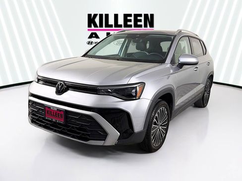 Used 2025 Volkswagen Taos SE image 3