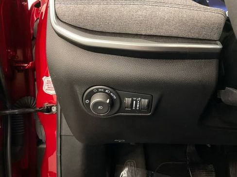 Used 2025 Jeep Compass Latitude AWD/4WD image 12