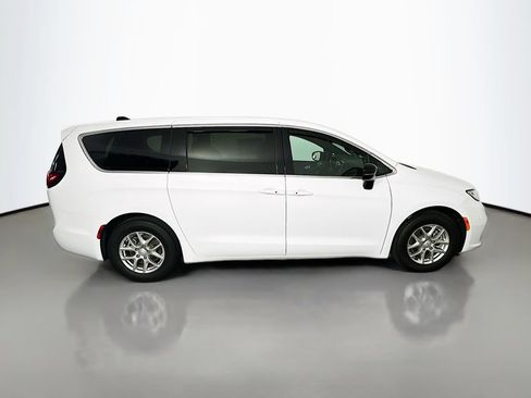 Used 2026 Chrysler Pacifica Select FWD image 8