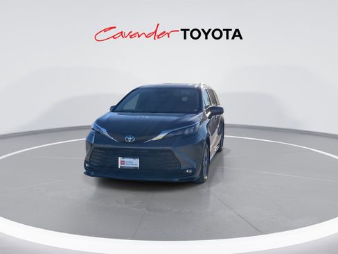 Certified 2025 Toyota Sienna XLE w/ XLE Plus Package image 3