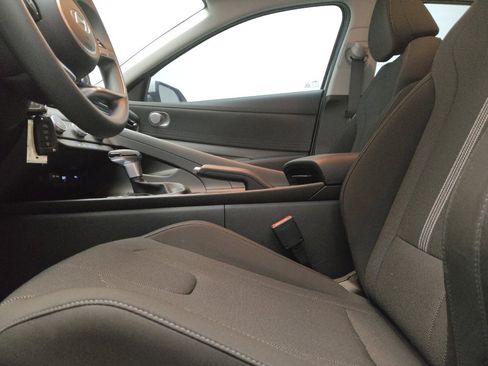 Used 2025 Hyundai Elantra SE FWD image 17