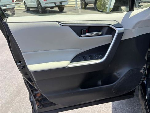 Used 2022 Toyota RAV4 XLE AWD/4WD image 21