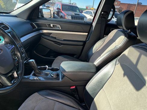 Used 2017 Ford Explorer XLT w/ XLT Technology Feature Bundle image 8
