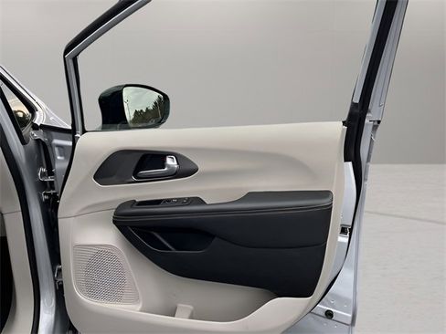 Used 2024 Chrysler Pacifica Touring-L image 34
