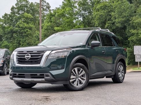 Used 2025 Nissan Pathfinder SL FWD image 4