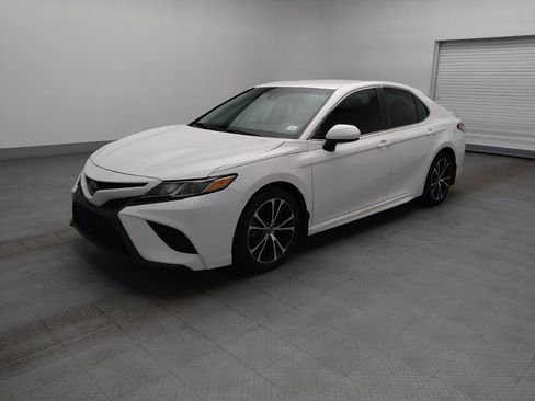 Used 2018 Toyota Camry SE FWD image 2