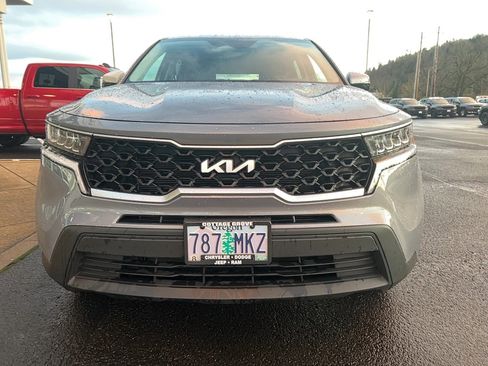 Used 2023 Kia Sorento LX image 4