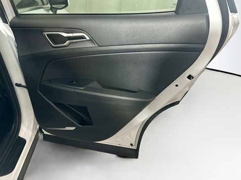 Used 2025 Kia Sportage LX image 28