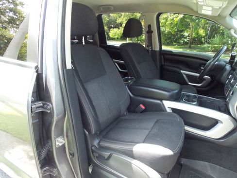 Used 2017 Nissan Titan SV RWD image 6