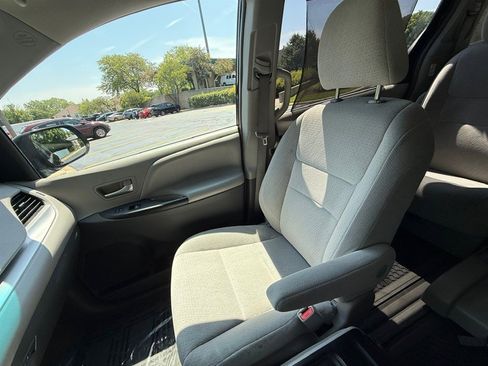 Used 2015 Toyota Sienna LE FWD image 29