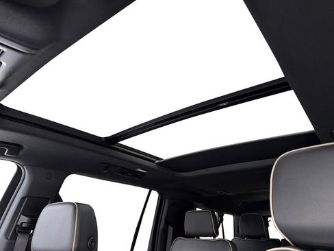 Used 2023 Chevrolet Suburban Premier image 22