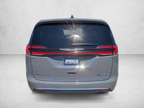 Used 2023 Chrysler Pacifica Touring-L FWD image 6