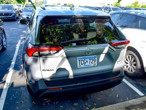 Used 2022 Toyota RAV4 XLE Premium AWD/4WD image 17