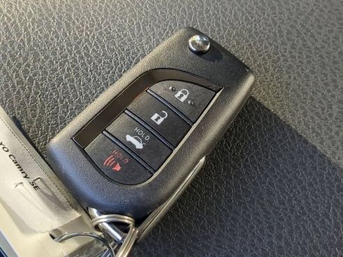 Used 2020 Toyota Camry SE image 25