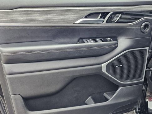 Used 2024 Jeep Wagoneer L Series II image 15