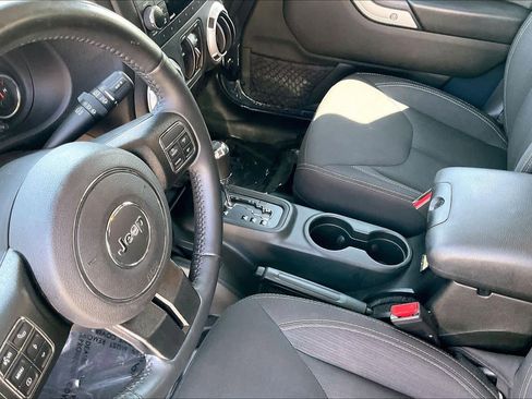 Used 2017 Jeep Wrangler Unlimited Sahara w/ Connectivity Group AWD/4WD image 17