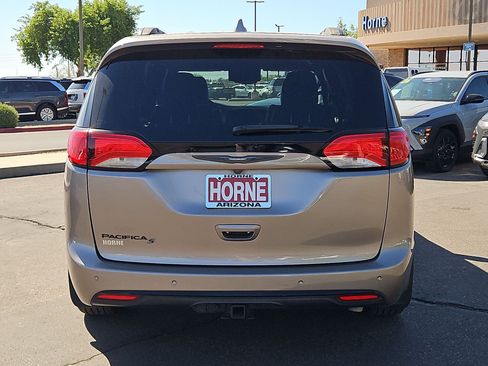 Used 2018 Chrysler Pacifica Touring-L FWD image 6