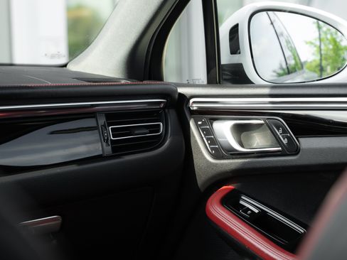 Used 2019 Porsche Macan AWD/4WD image 16