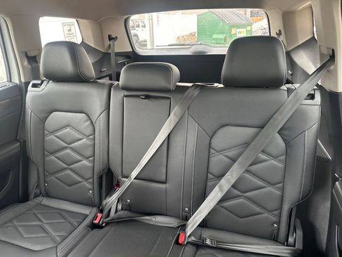 Used 2025 Volkswagen Atlas SE image 16