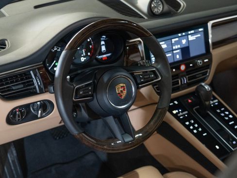 Certified 2026 Porsche Macan AWD/4WD image 4