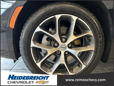 Used 2021 Chrysler Pacifica Limited w/ Uconnect Theater Family Group image 9