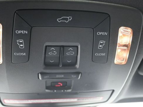 Used 2023 Toyota Sienna XSE image 22