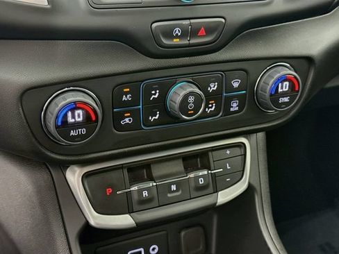 Used 2024 GMC Terrain SLE w/ Driver Convenience Package FWD image 16