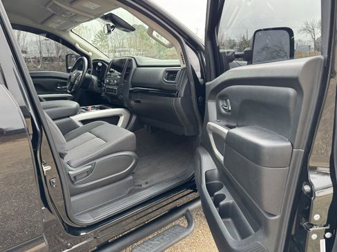 Used 2022 Nissan Titan SV w/ SV Convenience Package image 12