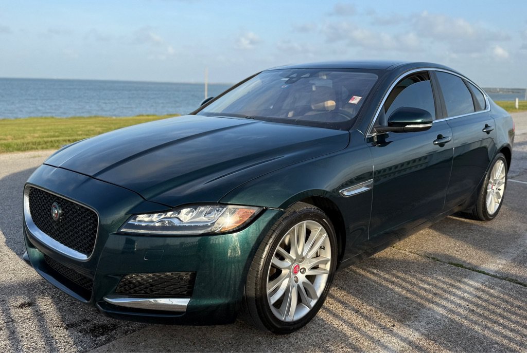 Used 2016 Jaguar XF Prestige RWD image 1