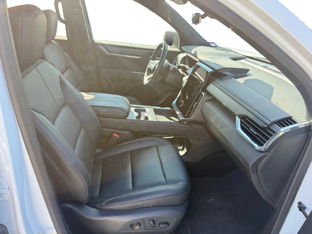 Used 2026 GMC Acadia Elevation w/ Elevation Premium Package FWD image 16