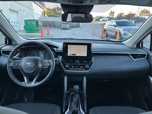 Used 2025 Toyota Corolla Cross LE image 32