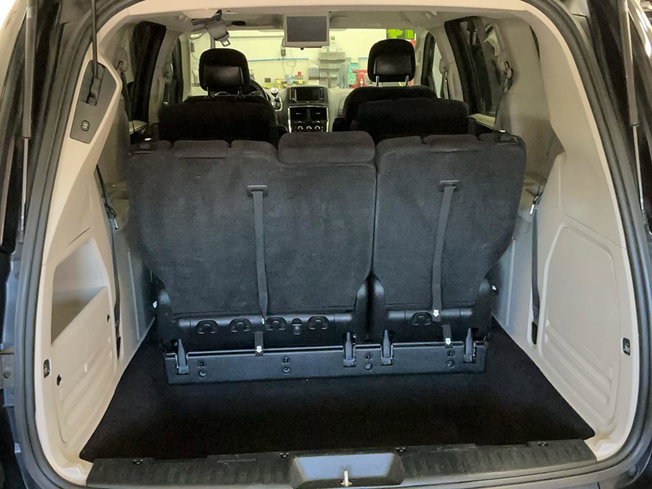 Used 2014 Dodge Grand Caravan SXT w/ Rear Park Assist Package FWD image 16